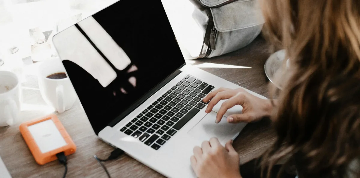 Jak przedłużyć żywotność baterii w laptopie i kiedy ją wymienić