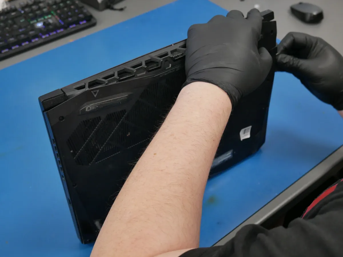 Laptop ucznia na stanowisku serwisowym podczas naprawy w CSE Poland Warszawa