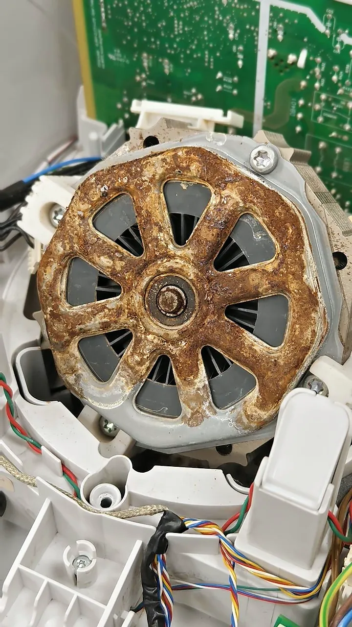 Skorodowana dolna część silnika Thermomixa TM6 po zalaniu, widoczna po zdjęciu obudowy