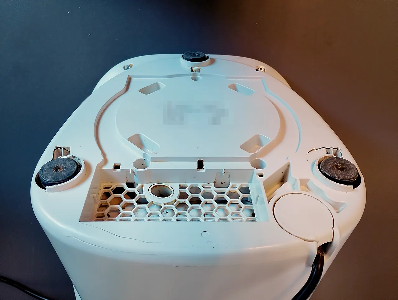Spód Thermomixa TM5 z kratką wentylacyjną wlotu powietrza i tabliczką znamionową